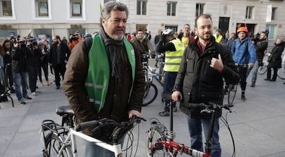 Equo deputies Juan López de Uralde (left) and Jorge Luis Bail arriving on their bycicles.