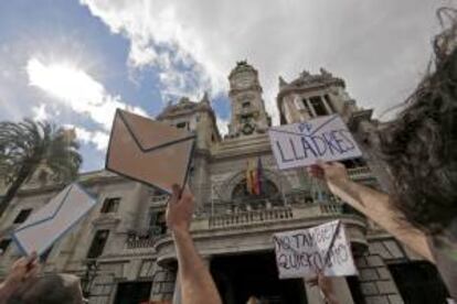 En la imagen, un grupo de personas durante la protesta contra la corrupción, el pasado 10 de marzo en Valencia (España).