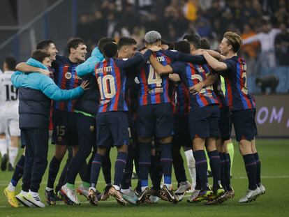 Los jugadores del Barcelona celebran la victoria contra el Real Madrid después de la final de la Supercopa de España, en Arabia Saudí este domingo.