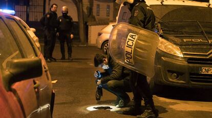 La polic&iacute;a, en el lugar donde fue abatido de un disparo un hombre en Granada.