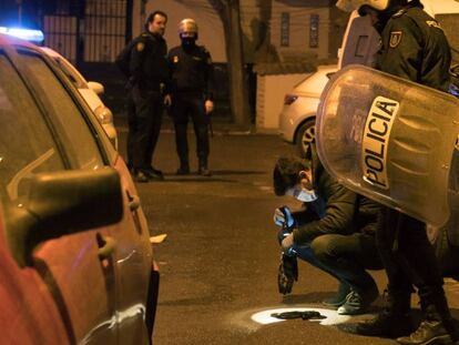 La policía, en el lugar donde fue abatido de un disparo un hombre en Granada.