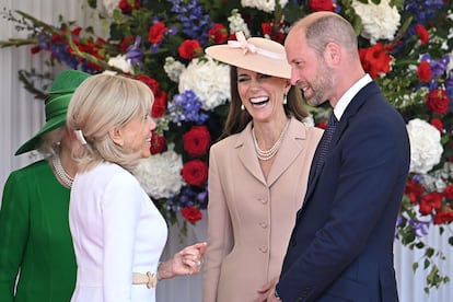 Brigitte Macron conversa con el príncipe Guillermo, príncipe de Gales, y Kate Middleton, princesa de Gales,  junto a la reina Camila del Reino Unido durante una ceremonia de bienvenida en Datchet Road, en Windsor, al oeste de Londres.