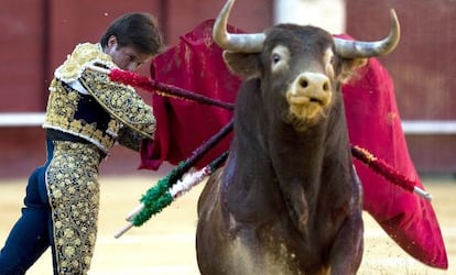 El diestro Julián López "El Juli", durante la corrida picassiana de la Plaza de Toros de la Malagueta.