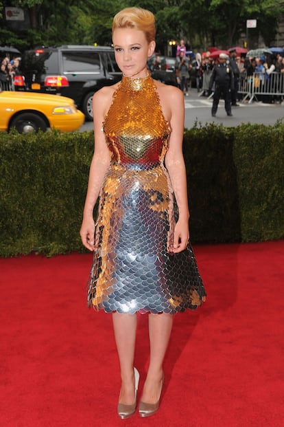 Este vestido escamado de Prada no es una elección fácil y Carey Mulligan ha sabido arriesgar.