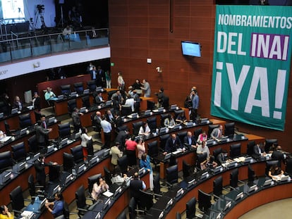 Una manta exigiendo el nombramiento de funcionarios del INAI, durante una sesión ordinaria en la Cámara de Senadores, el 13 de abril.