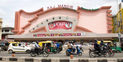 Las salas del Raj Mandir Cinema de Jaipur son las m&aacute;s famosas de India. Una gran lona roja anunciaba a mediados de agosto la pel&iacute;cula &lsquo;Ba&ntilde;o. Una historia de amor&rsquo;.
 
 
 
 