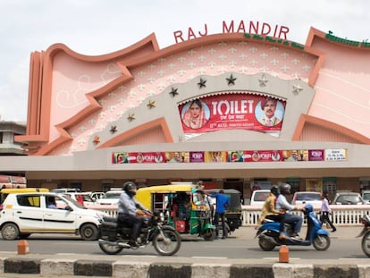 Las salas del Raj Mandir Cinema de Jaipur son las m&aacute;s famosas de India. Una gran lona roja anunciaba a mediados de agosto la pel&iacute;cula &lsquo;Ba&ntilde;o. Una historia de amor&rsquo;.
 
 
 
 