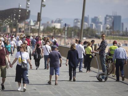 Turistas de paseo en la Barceloneta (Barcelona)