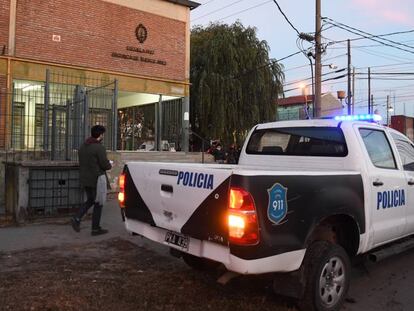 Una patrulla policial aparcada en la puerta de una escuela en Lomas de Zamora.