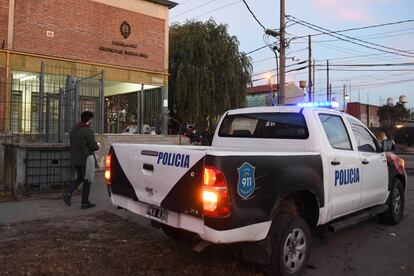 Una patrulla policial aparcada en la puerta de una escuela en Lomas de Zamora.