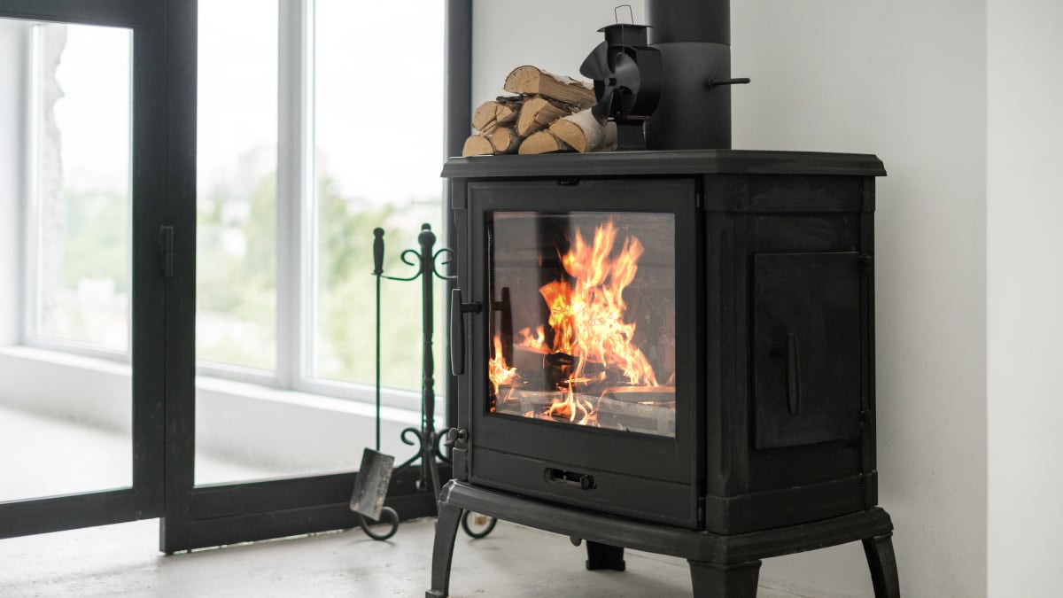 El ventilador para chimenea superventas en Amazon que reparte el calor sin consumir electricidad