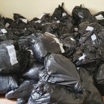 Bolsas de basura con ropa de los residentes fallecidos en la residencia de la Comunidad de Madrid Nuestra Señora del Carmen, en Madrid.