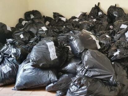 Bolsas de basura con ropa de los residentes fallecidos en la residencia de la Comunidad de Madrid Nuestra Señora del Carmen, en Madrid.