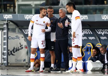 Borja Mayoral habla con José Mourinho durante un Hellas Verona-Roma de septiembre.