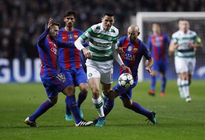 Stuart Armstrong (centro) es flanqueado por Jordi Alba y Javier Mascherano (derecha) del FC Barcelona.