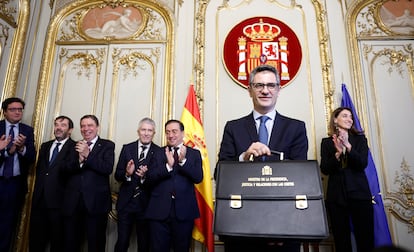 Félix Bolaños muestra su cartera de Presidencia, Justicia y Relaciones con las Cortes, en el Ministerio de Justicia. 