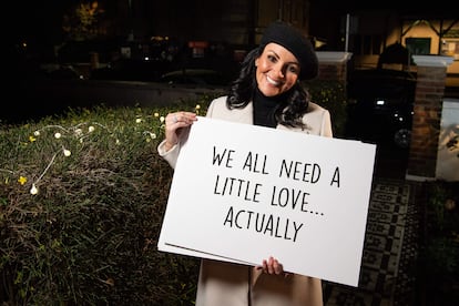 Martine McCutcheon sorprende a una pareja con la mítica escena de 'Love Actually' en Barnes, Londres. 