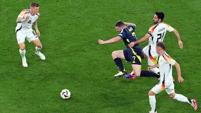 McGinn se interpone entre Gündogan, Kroos y Kimmich.