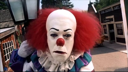 Muchos lectores de King consideran esta novela como la más brillante de su autor y a Pennywise como una de las mejores creaciones terroríficas de su carrera. Pennywise (Tim Curry) representa un temor que nos retuerce los sueños a casi todos: un payaso inspirado en un asesino real. John Wayne Gacy, uno de los peores asesinos de la historia de EE.UU., organizaba fiestas infantiles benéficas donde se disfrazaba de payaso y hacía números cómicos para los niños. Se llevó por delante a 26 víctimas de las que, además, abusó sexualmente