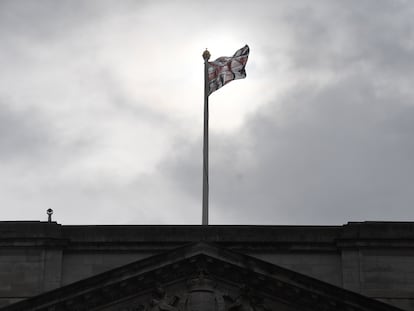 La bandera británica ondea sobre el palacio de Buckingham este jueves.