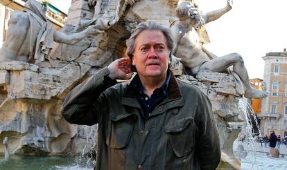 Steve Bannon posa en la Plaza Navona de Roma, el pasado 2 de marzo.