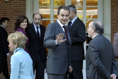 Tras la sesión fotográfica los nuevos ministros han entrado en el Palacio de La Moncloa para la ritual reunión del Consejo de Ministros de todos los viernes.