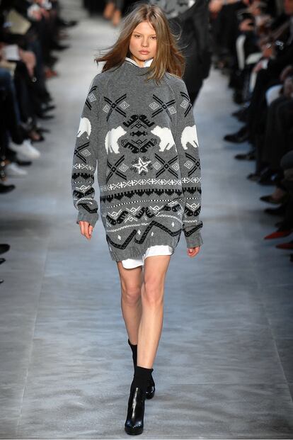 Las pasarelas también nos han dejado jerséis a medio camino entre el ‘ugly christmas sweater’ y el ‘après ski’. En la imagen, Stella McCartney otoño-invierno 2007.