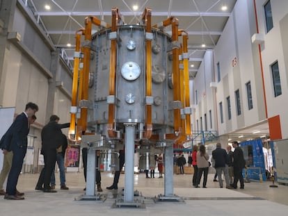 Investigadores y personal de la Universidad de Sevilla, este miércoles junto al tokamak, el reactor de fusión nuclear instalado en el puerto de la capital andaluza.