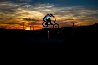 O ciclista Panagiotis Manaras praticando BMX em Atenas, Grécia. A foto está inscrita na categoria na categoria 'Masterpiece'.