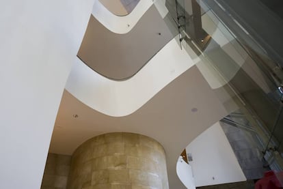 Los tres niveles interiores del museo se organizan en torno a un atrio central y se conectan mediante pasarelas curvilíneas, ascensores de titanio y cristal, y torres de escaleras.
