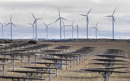 Parque eólico y fotovoltaico.