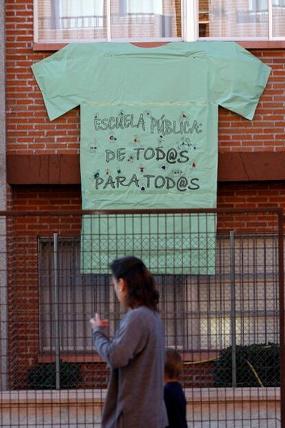 La camiseta verde se ha convertido en el símbolo de las protestas contra los recortes.