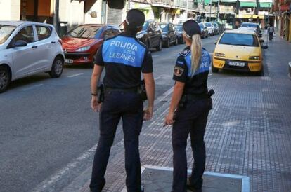 Dos agentes de la Policía local de Leganés.