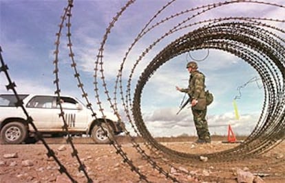 Un soldado estadounidense, miembro de la SFOR, en la entrada de la base de EE UU en Brcko, norte de Bosnia.