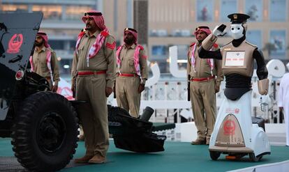 Primer robot de polic&iacute;a del mundo, presentado en Dubai en mayo.