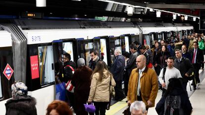Viajeros en la estación de metro de Moncloa, el 29 de septiembre de 2019.