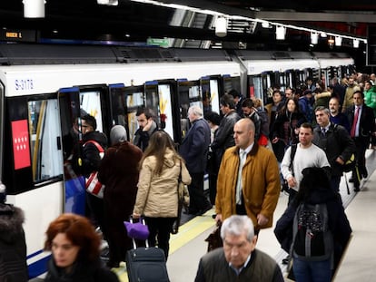 Viajeros en la estación de metro de Moncloa, el 29 de septiembre de 2019.