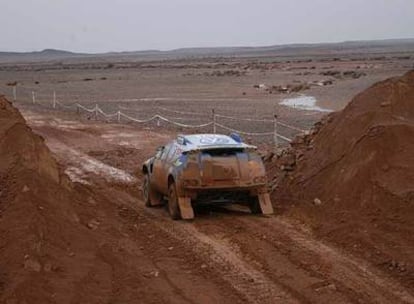 Carlos Sainz cruza el muro levantado por el Ejército marroquí.