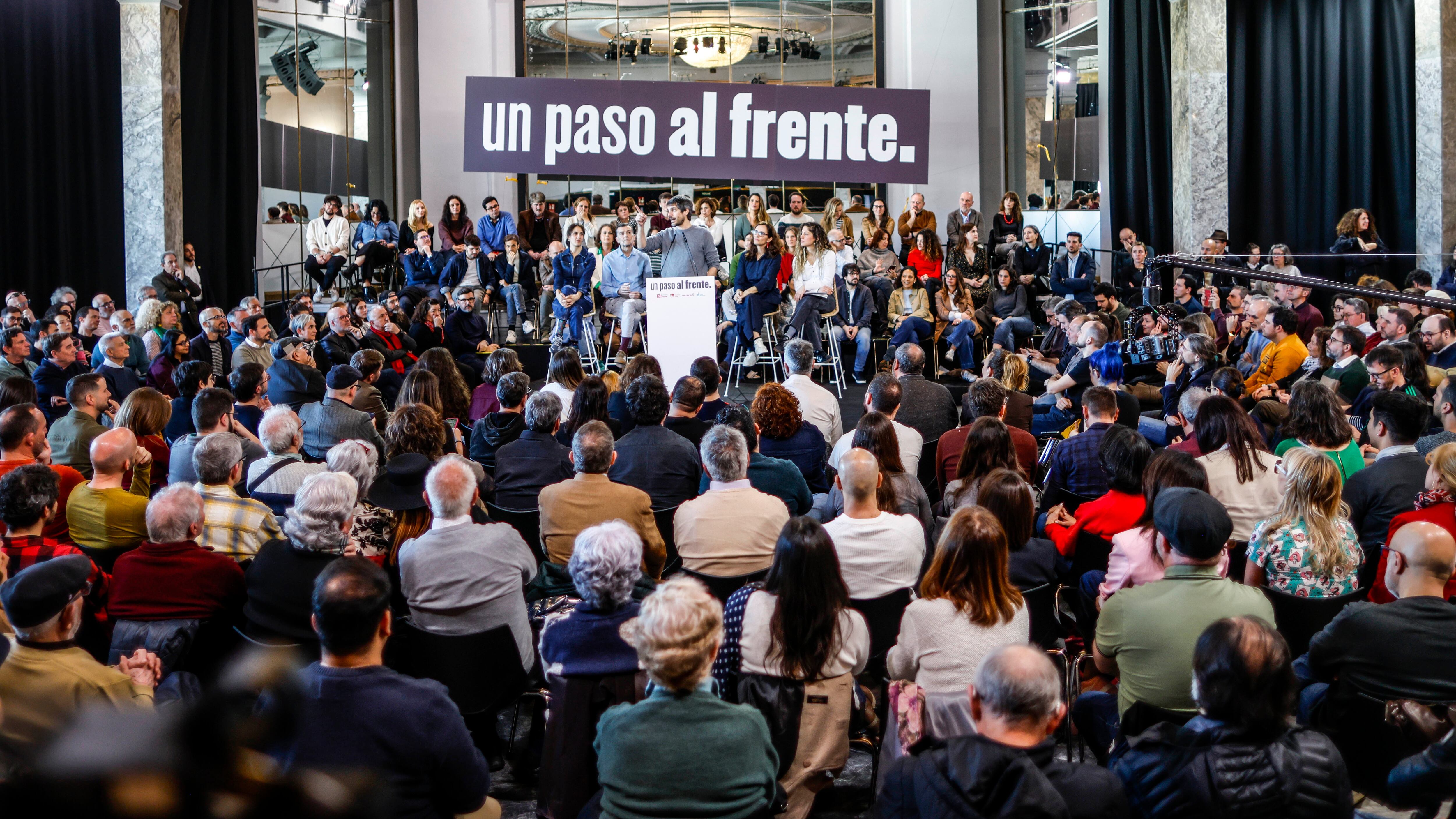 La portavoz de Más Madrid, Mónica García (centro); el ministro de Cultura, Ernest Urtasun (segundo por la izquierda); el coordinador de IU, Antonio Maíllo (segundo por la derecha); la coordinadora de Sumar, Lara Hernández (derecha), y la portavoz de Más Madrid en el Ayuntamiento de Madrid, Rita Maestre, en la presentación de