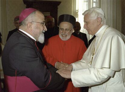 El Papa saluda al arzobispo caldeo de Bagdad (izquierda) en el Vaticano, en una fecha desconocida.