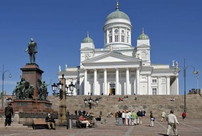 Gente visitando la catedral luterana de Helsinki.