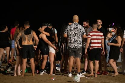 Las playas más concurridas han sido las del barrio de la Barceloneta donde se han apelotonado centenares de personas,