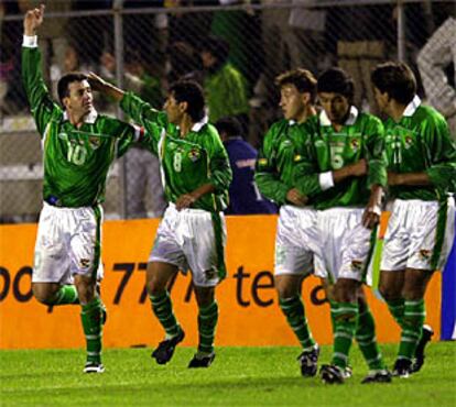 baldivieso, a la izquierda, celebra el tercer gol de Bolivia.