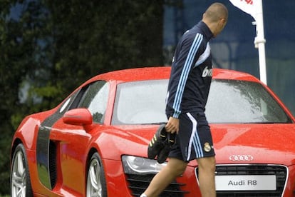 Benzema observa un deportivo en una pretemporada en Dubl&iacute;n en 2009.