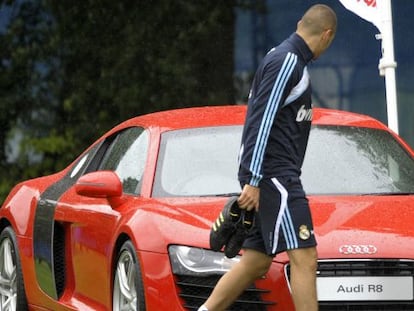 Benzema observa un deportivo en una pretemporada en Dubl&iacute;n en 2009.