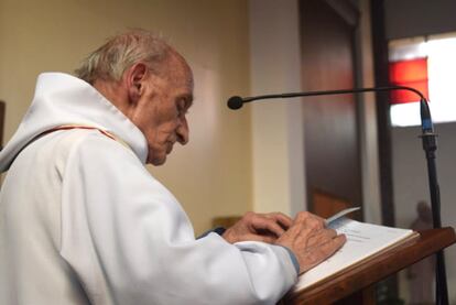 Imagen del cura Jacques Hamel que ha sido asesinado en una iglesia durante la misa por dos asaltantes en la localidad de Saint-Etienne-du-Rouvray en Francia.