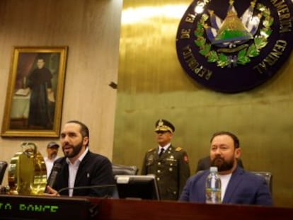 El mandatario irrumpe arropado de policías y militares en la Asamblea tras la negativa de los diputados a aprobar un préstamo clave. La oposición denuncia un  autogolpe 