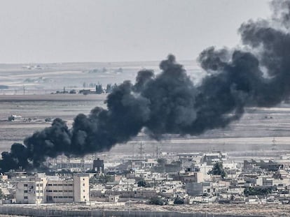 Vista de la ciudad de Ras al Ain, en el norte de Siria, donde este domingo combatían por su control las fuerzas apoyadas por Turquía y las milicias kurdas.