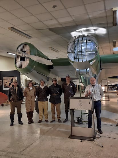 El bombardero Katiuska que se ha reconstruido en el Centro de Aviación Histórica de La Sènia (CAHS), durante su presentación, con miembros de una asociación de reconstrucción histórica ataviados de pilotos.