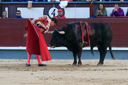 Daniel Luque, en un desplante ante su primer toro.